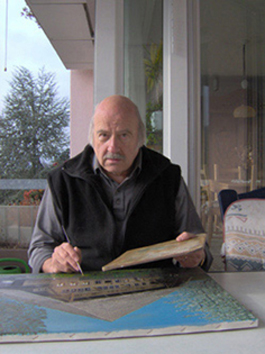 Fritz Ryser von Nussbaumen AG, Obersiggenthal beim Malen von Emmentaler Bauernhäuser